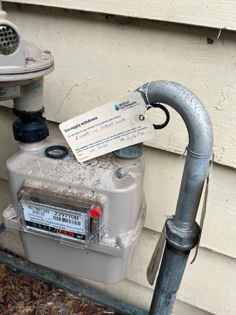 Digital manometer used for gas leak diagnosis in Vermont